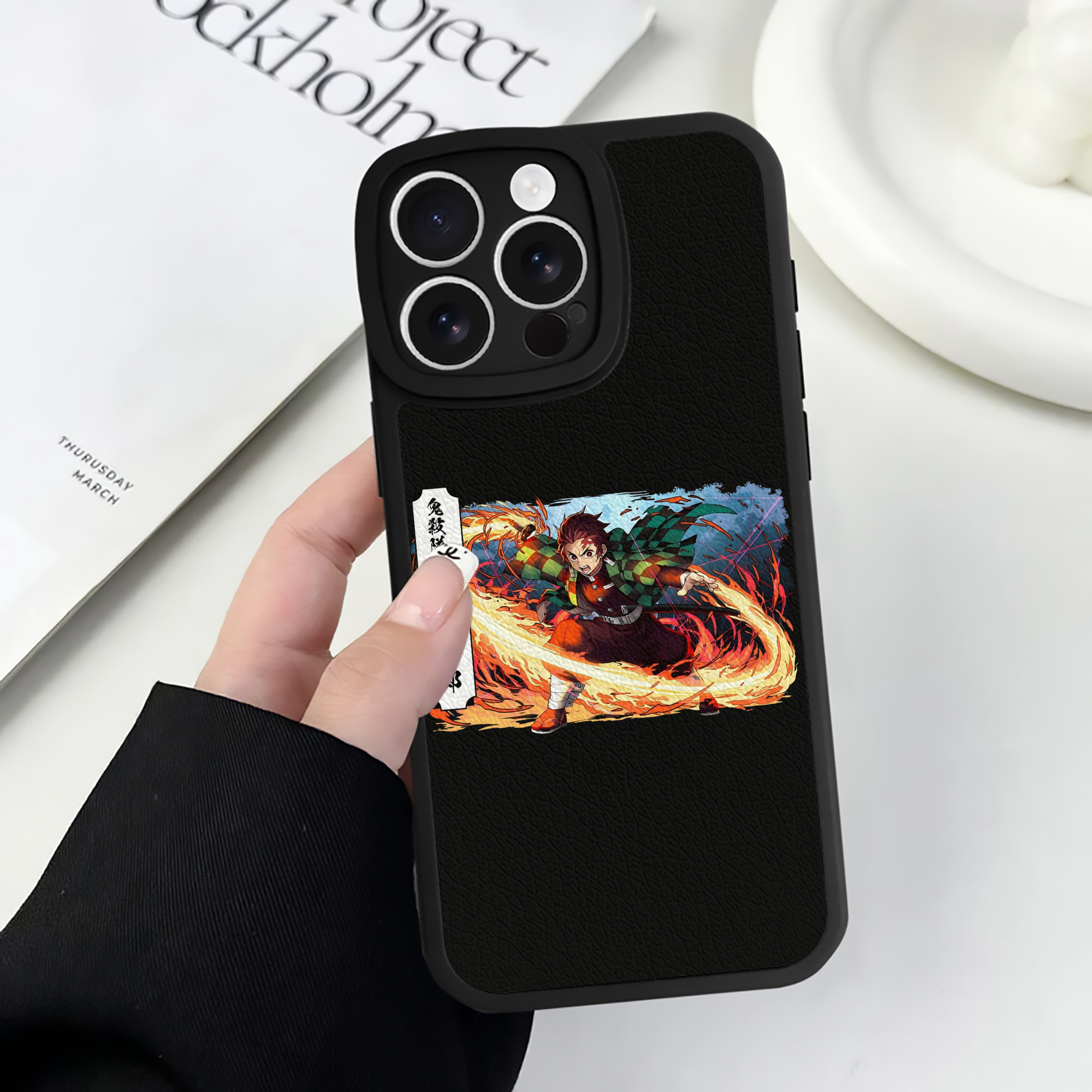 （画像用） 鬼滅の刃 竈門 炭治郎／かまど たんじろう Kamado Tanjirou 【iPhone 16シリーズ対応】シリコンスマホケース（レザー調） 材質：シリコン